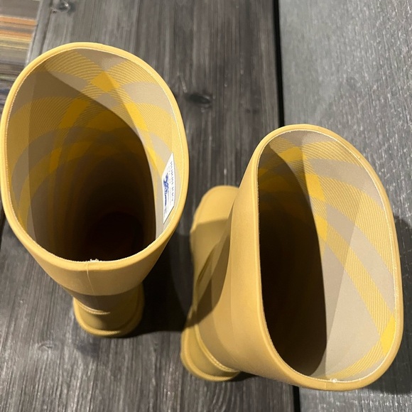 Burberry Yellow Winter Rain Boots - Picture 10 of 13